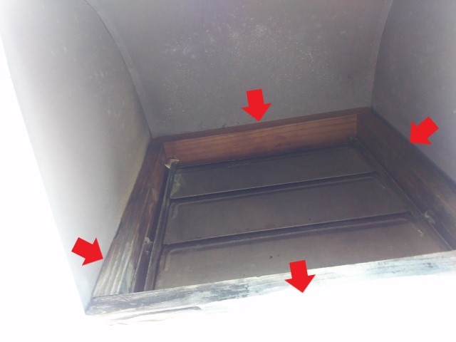 換気扇　木枠とフードに隙間が発生